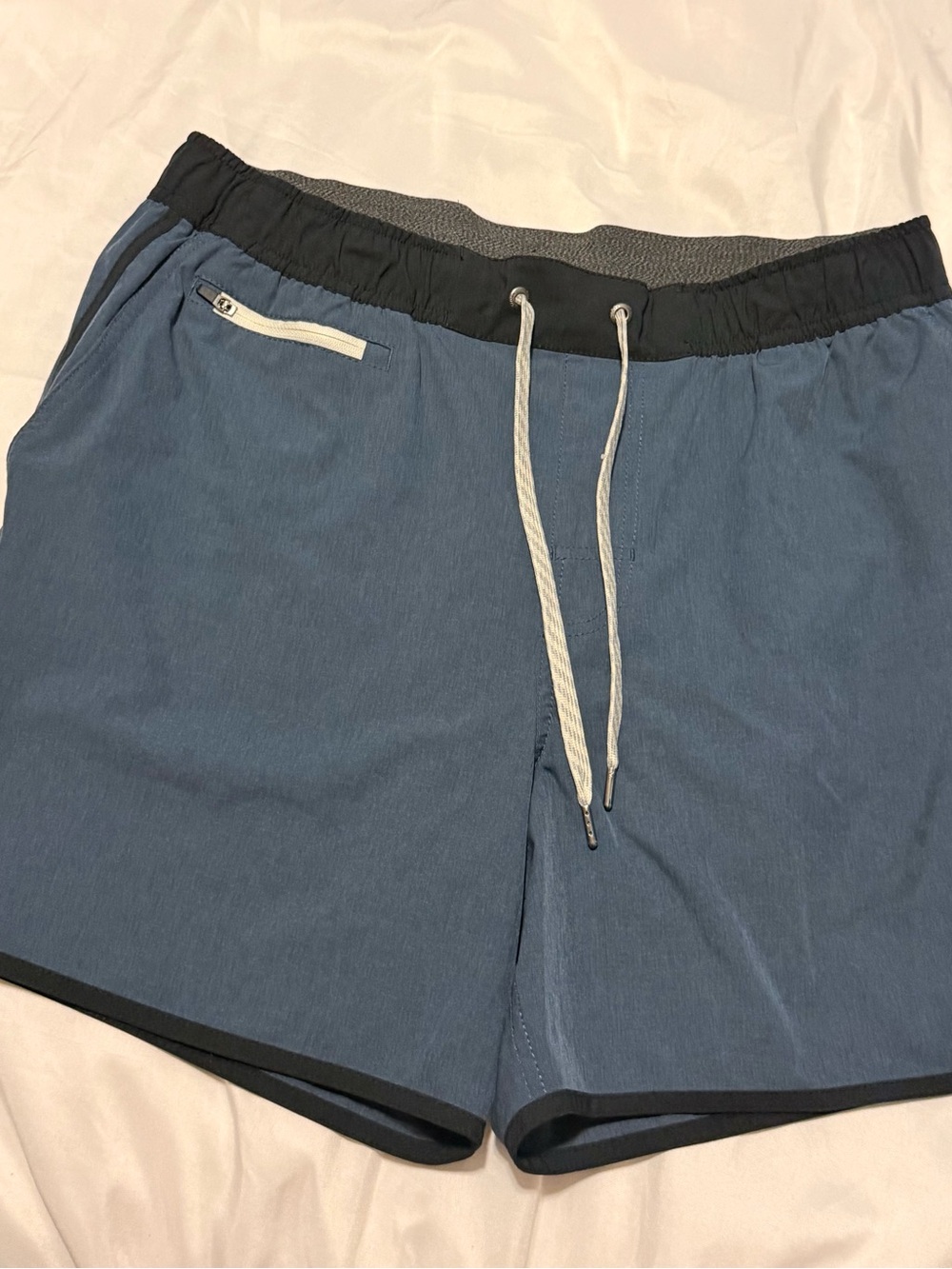 Vuori shorts men’s size l